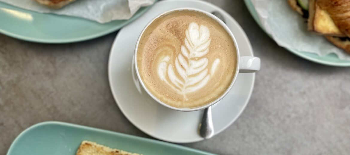 Hogyan készül a tökéletes flat white a Cosy Café-ban? Kávéélmény Budapesten