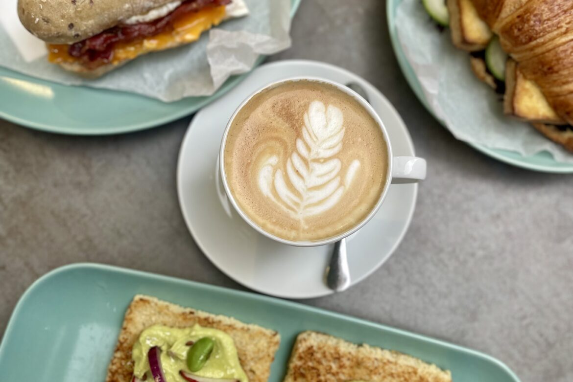 Hogyan készül a tökéletes flat white a Cosy Café-ban? Kávéélmény Budapesten